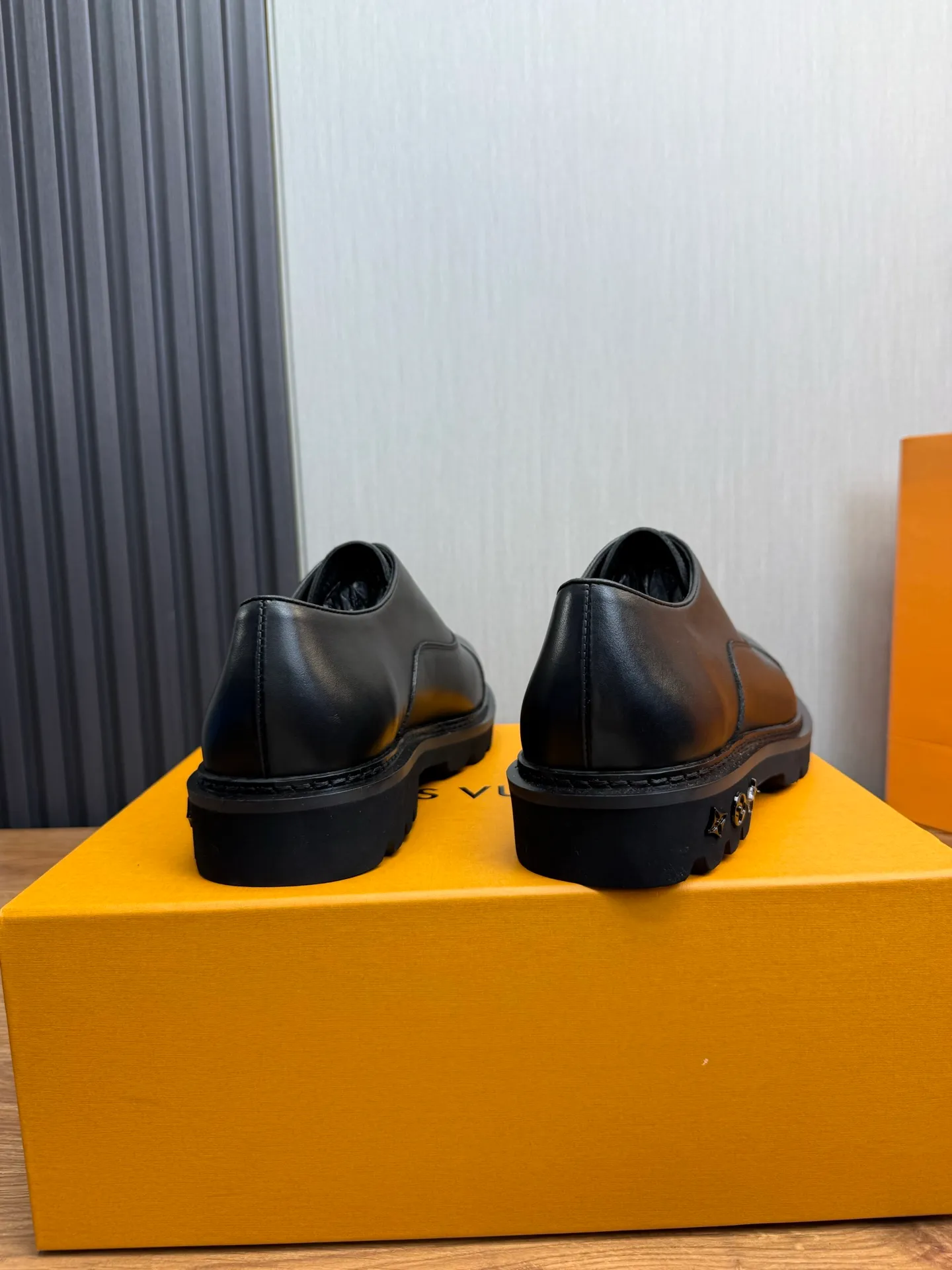 Men's shoes 💰900💰 LV. Men's casual lace-up leather shoes, the latest hot style 🔥 1:1 original purchase quality, top quality goods ⬆️The upper is imported open-edge beaded cowhide, cowhide, and cow suede. The hand-made three-dimensional stitching highlights the round toe design. The inner foot pads are all imported cowhide, with the original wear-resistant foam outsole, matching code 39-44, (38, 45 custom-made, non-refundable)